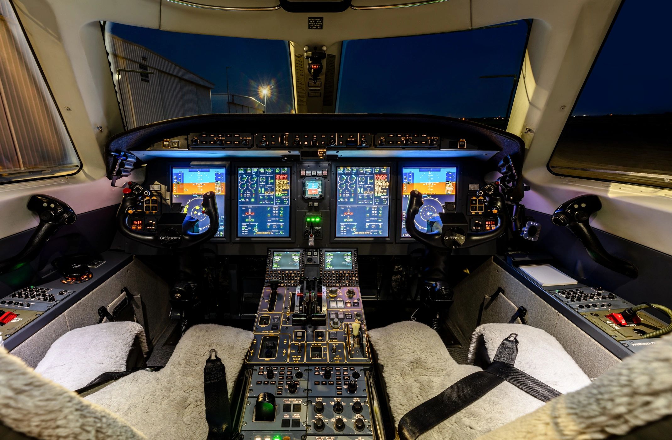Aircraft cockpit with illuminated flight instruments